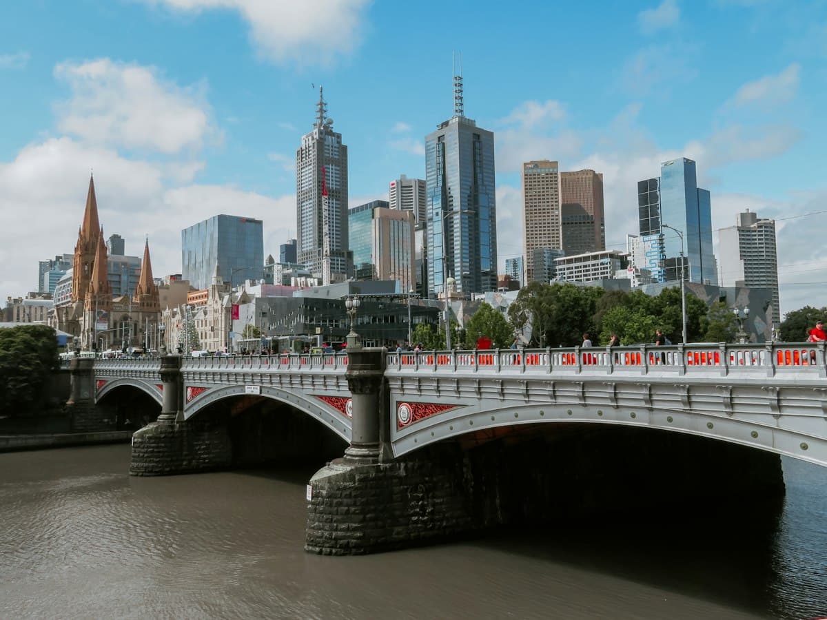 Princes Bridge over the Yarra River and the Melbourne skyline